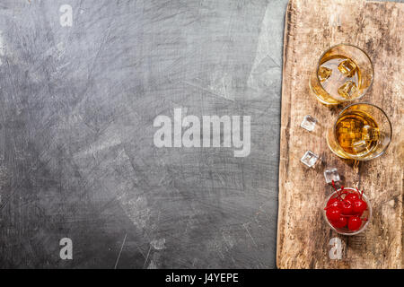 Gläser Whiskey mit Eis Stockfoto