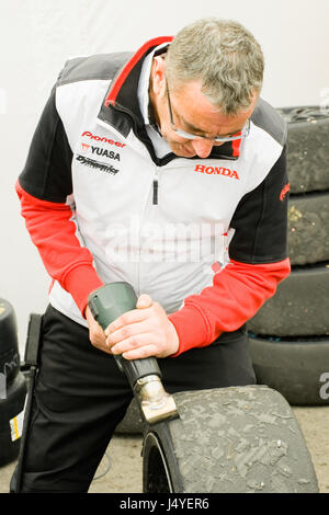 Honda Racing Yuasa Mechaniker entfernen Bläschen mit einem heißen Eisen auf Rennreifen für das British Touring Car Championship-treffen in Thruxton, UK Stockfoto