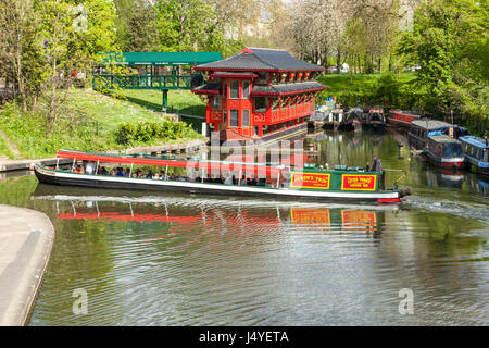 Touristen im chinesischen Restaurant Feng-Shan-Prinzessin auf einem Narrowboat Fahrt entlang Regents Canal, London, England, UK Stockfoto