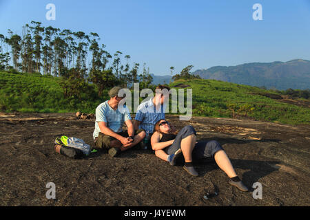 Gruppe von Touristen ruht nach dem Klettern. Das Konzept eines gesunden Lebensstils. Stockfoto