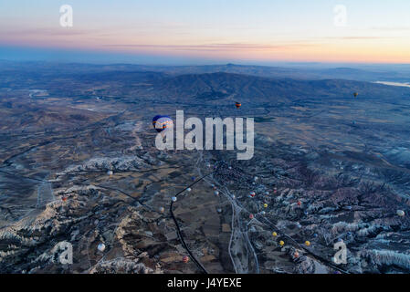 Heißluftballons über Tal von Kappadokien bei Sonnenaufgang fliegen. Nevsehir Provinz. Turkei. Ansicht von oben aus anderen Ballon Stockfoto