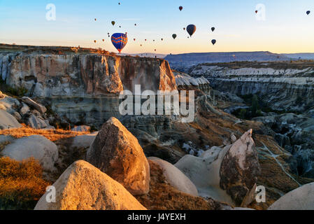 Heißluftballons über Tal von Kappadokien bei Sonnenaufgang fliegen. Nevsehir Provinz. Turkei. Ansicht von oben aus anderen Ballon Stockfoto
