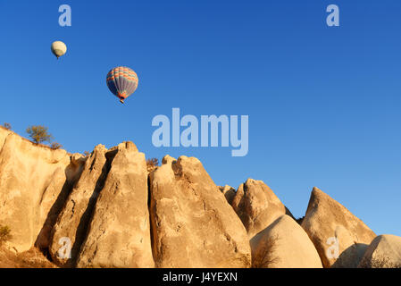 Heißluftballons über Tal von Kappadokien bei Sonnenaufgang fliegen. Nevsehir Provinz. Turkei. Ansicht von oben aus anderen Ballon Stockfoto