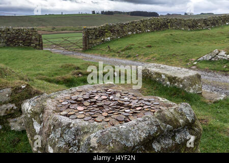 Altarstein mit modernen Votivgaben, Aesica römischen Fort (große Chesters) Hadrianswall, Haltwhistle, Northumberland, Großbritannien Stockfoto