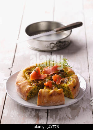 Curry-Quiche mit geräuchertem Lachs Stockfoto