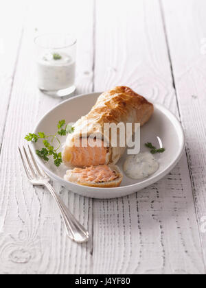Lachs in Blätterteig Kruste Stockfoto