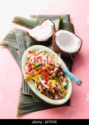 Kokos-Kichererbsen-Salat (Rasta-Salat) Stockfoto