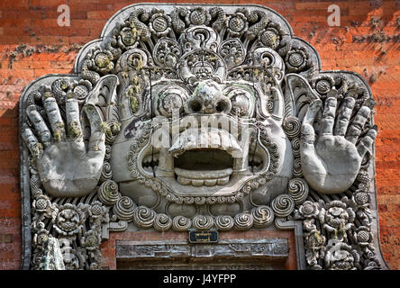 Schnitzereien von Dämonen oder Götter über dem Eingang zum Tempel, Bali, Indonesien, Stockfoto