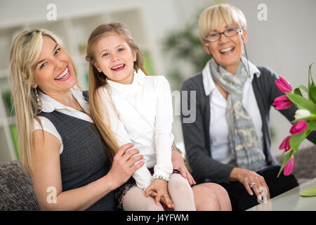 Glücklich Porträt der Großmutter, Mutter und Tochter zu Hause Stockfoto