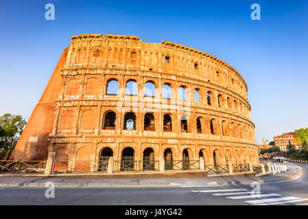 Rom, Italien. Kolosseum in Rom, Italien. Symbol der antiken Stadt. Amphitheater im Sonnenaufgang Licht. Stockfoto