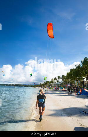 Kitesurfer, die Vorbereitung für Kitesurfen stehen auf Sand am Meer Kosten Stockfoto