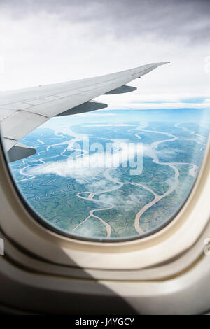 Blick vom Jet Flugzeugfenster auf dem Land, schöner Blick auf Fluss Stockfoto
