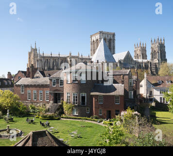 Grays Court Hotel und das York Minster von den Stadtmauern, York, England gesehen, Großbritannien Stockfoto