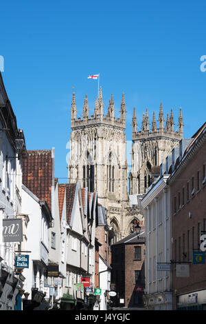 York Minster gesehen aus niedrigen Petergate, England, UK Stockfoto