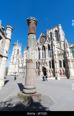 Römische Säule mit York mInster in Hintergrund, York, England, Großbritannien Stockfoto