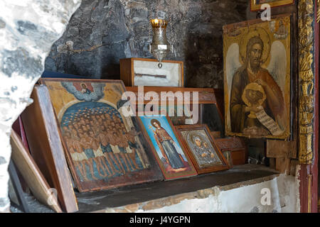 Insel Amorgos, Griechenland - Oktober 2015: Religiöse Bilder und Objekte im Kloster von Katapola, Griechenland Stockfoto