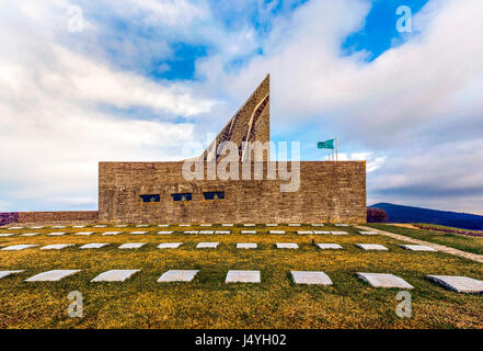 Die germanischen Futa Militärfriedhof, Denkmal auf dem Gipfel des Berges. Der Friedhof bewahrt die Überreste von 34.000 deutschen Soldaten, die während des Krieges gefallen. Stockfoto