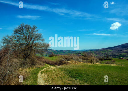 Der Pfad der Weg der Götter, oberhalb der Ortschaft Madonna dei Fornelli und die umliegende Landschaft. Stockfoto