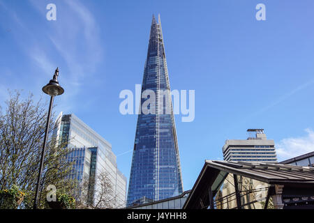 LONDON - 20 APR: The Shard Gebäude bei Sonnenuntergang in London am 20. April 2017, abgebildet. Die Scherbe eröffnet der Öffentlichkeit am Februar 2013. 309m stehen die Scherbe ist das höchste Gebäude in Europa. Stockfoto