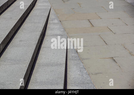 Abstrakt, Treppen, abstrakte Treppen, Treppen in der Stadt, Granittreppen, breite Steintreppe oft auf Denkmälern und Sehenswürdigkeiten, Diagonal, breite steinerne Treppe, Schritte, schwarz / weiß Foto zu sehen Stockfoto