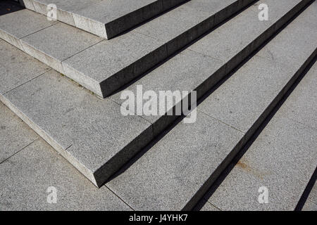 Abstrakt, Treppen, abstrakte Treppen, Treppen in der Stadt, Granittreppen, breite Steintreppe oft auf Denkmälern und Sehenswürdigkeiten, Diagonal, breite steinerne Treppe, Schritte, schwarz / weiß Foto zu sehen Stockfoto