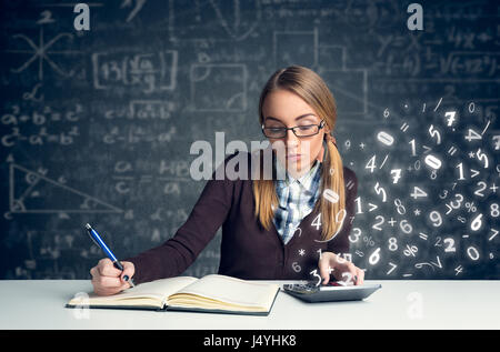 Schulmädchen, die Mathematik mit mathematischen Formeln zu tun Stockfoto