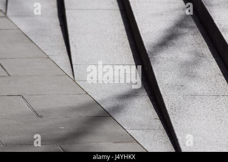 Abstrakt, Treppen, abstrakte Treppen, Treppen in der Stadt, Granittreppen, breite Steintreppe oft auf Denkmälern und Sehenswürdigkeiten, Diagonal, breite steinerne Treppe, Schritte, schwarz / weiß Foto zu sehen Stockfoto