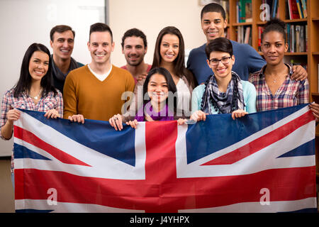 Gruppe von britischen Studenten präsentiert ihr Land und halten die Fahne Stockfoto