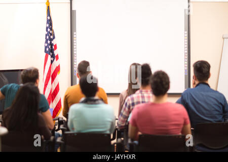 Studenten im Saal sitzen, Rückansicht mit Leerzeichen Stockfoto