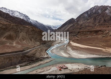 Zusammenfluss von Zanskar und Indus Flüsse Stockfoto