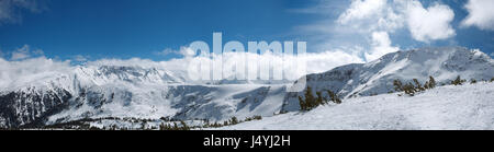 Panorama Winter Berge. Alpine Skigebiet Bansko, Bulgarien Stockfoto