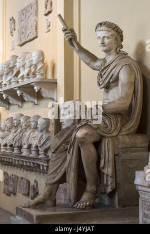 Rom. Italien. Sitzende Statue von Roman Emperor Tiberius, 1. Jahrhundert n. Chr., Museum Chiaramonti, Vatikanischen Museen. Musei Vaticani. Veio dynastischen Zyklus. Stockfoto