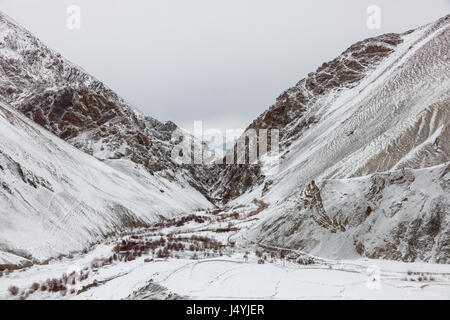 Winterlandschaft im Hemis Nationalpark in der Nähe von Leh, Ladakh in Indien während der Schneeleopard-Expedition. Stockfoto