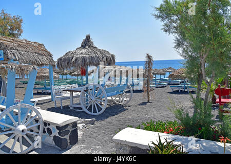 Kombi-Stil Stühle und Tische auf Perissa Beach Santorini Kykladen griechische Inseln Griechenland Stockfoto