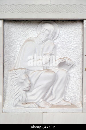 Sankt Markus der Evangelist, Detail der Grab Reliefs am Mirogoj-Friedhof in Zagreb, Kroatien, am 10. Oktober 2015 Stockfoto