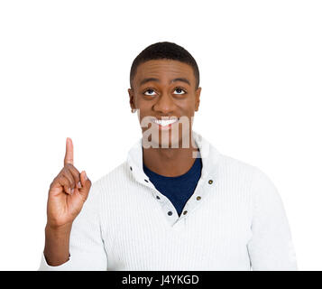 Closeup Portrait des jungen Mannes nach oben etwas oben zeigt mit dem Zeigefinger, isoliert auf weißem Hintergrund betrachten. Positive Emotionen, Stockfoto