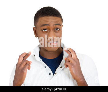 Closeup Portrait junge lustige Kerl, Mann Kreuzung Finger wollen, in der Hoffnung für beste Wunder isoliert weißen Hintergrund. Positive Emotionen, Gesichts ex Stockfoto