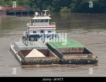 Ein Schlepper schiebt ein Lastkahn auf die konsolidierte Korn und Barge Operationen Riverside Terminal 10. Mai 2017 in Cincinnati, Ohio. Sojabohnen aus Farmen in den mittleren Westen USA liefern wir zum Terminal per LKW, Inspektion und kaufen und dann auf Schiffe für die Fahrt auf dem Mississippi River nach New Orleans und Kunden in Übersee geladen. Stockfoto