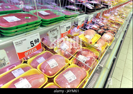 Beef Steak rotes Fleisch auf dem Display in einem Metzger-shop Stockfoto