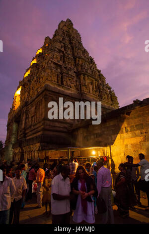 Indische Besucher Chennakesava-Tempel in Belur, Karnataka, Indien Stockfoto