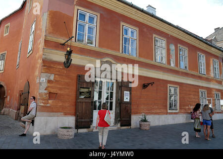 Das Arany Sas (Steinadler) Apothekenmuseum (die erste Apotheke in Buda) in der Burg Bezirk von Budapest, Ungarn. Stockfoto