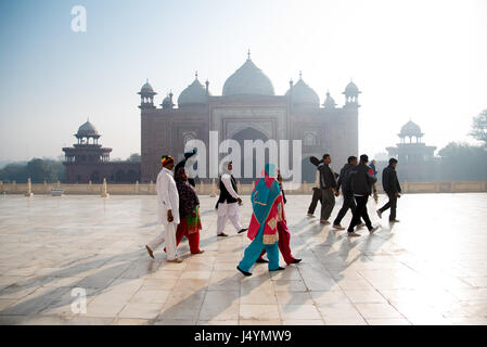 Gruppe von Touristen in bunte Kleidung am Taj Mahal in Agra, Indien Komplex Stockfoto