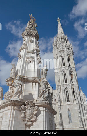 Die Heilige Dreifaltigkeit-Statue (Szentháromság-Szobor) außerhalb der Matthiaskirche (Mátyás Templom) im Burgviertel von Buda, Budapest, Ungarn. Stockfoto