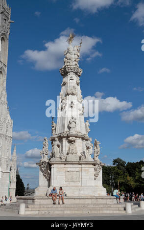 Die Heilige Dreifaltigkeit-Statue (Szentháromság-Szobor) außerhalb der Matthiaskirche (Mátyás Templom) im Burgviertel von Buda, Budapest, Ungarn. Stockfoto