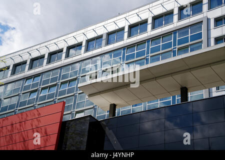 Farben rot und blaue dominieren diese zeitgenössische Architektur eines Bürogebäudes in Köln. Stockfoto