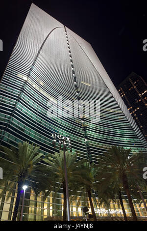 Eine Nachtaufnahme von Brickell Arch in Miami, einem Bürohochhaus mit 36 Stockwerken und einer Höhe von 168 m. Ein Spitzname dieses Gebäudes ist das Tor zu Lateinamerika Stockfoto