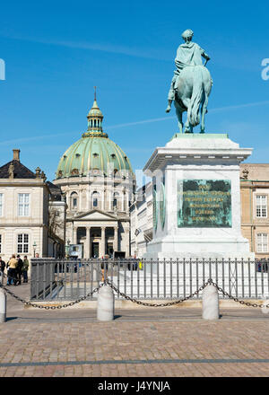 Statue von König Frederick V von Dänemark und Norwegen in der Mitte des Platzes das Schloss Amalienborg. Blick auf die Marmorkirche. Stockfoto