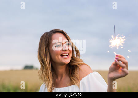 Mädchen mit Wunderkerze Stockfoto