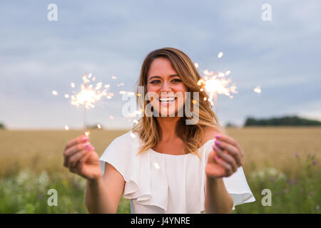 Mädchen mit Wunderkerze Stockfoto