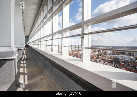 Zaun auf dem Dach mit Blick auf die Stadt Stockfoto